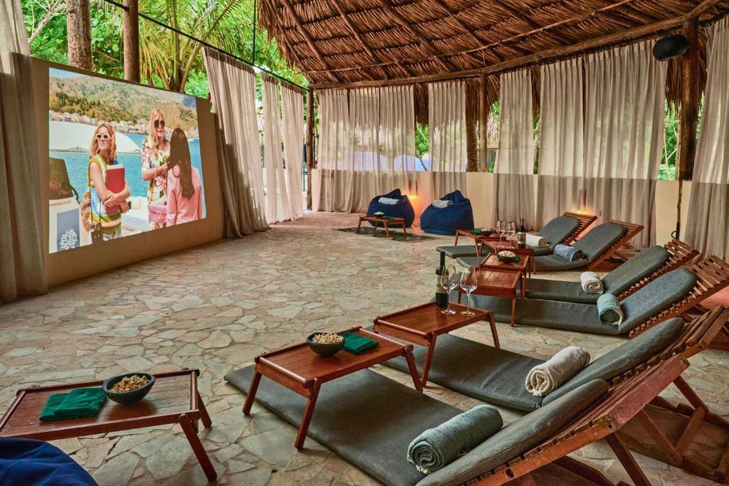 Blue Apple Beach - Island Hotel: Shared lounge/TV area
