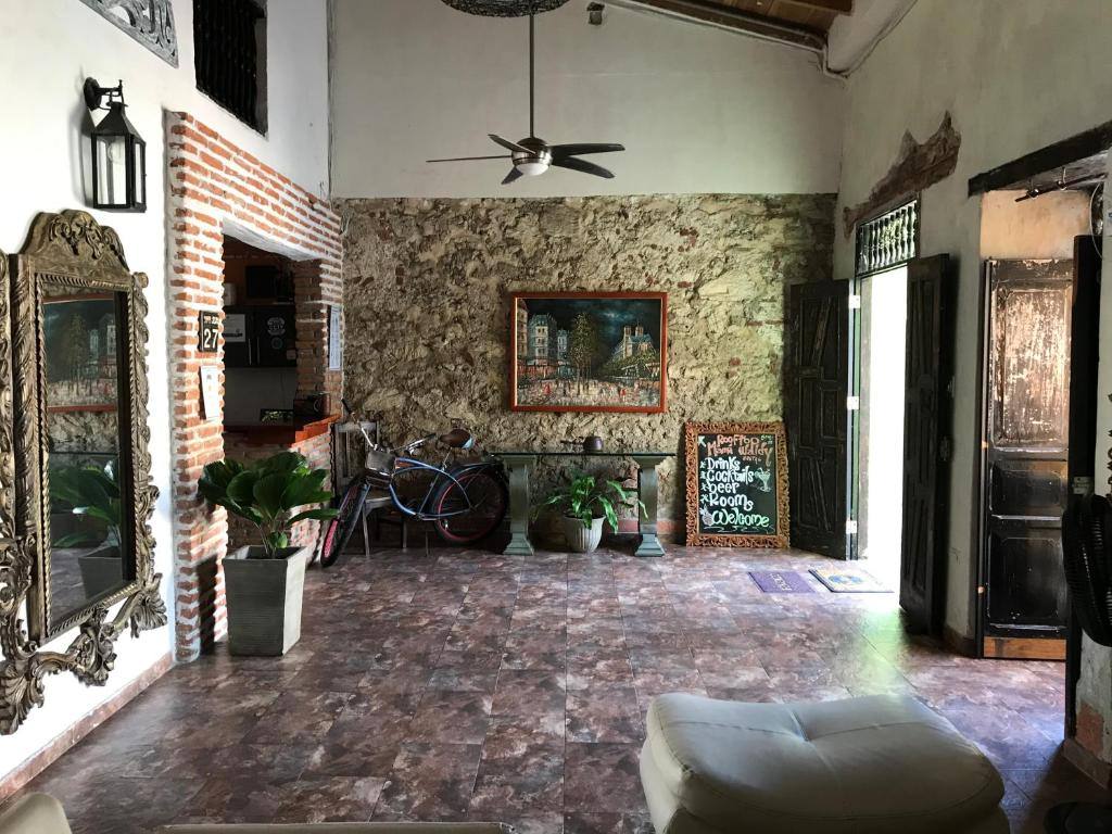 Casa Mama Waldy - Bar & Hostel: Shared lounge/TV area