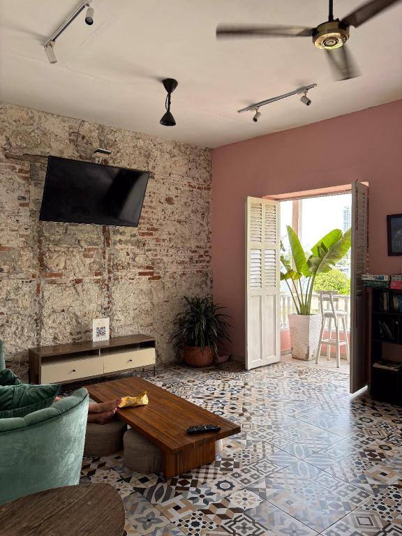Casa Zahri Boutique Hostel: Shared lounge/TV area