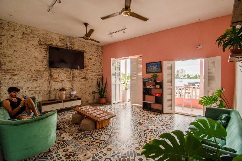 Casa Zahri Boutique Hostel: Shared lounge/TV area