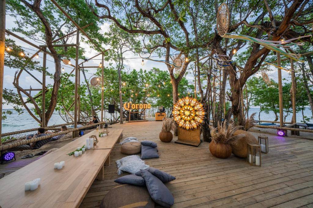 Corona Island: View