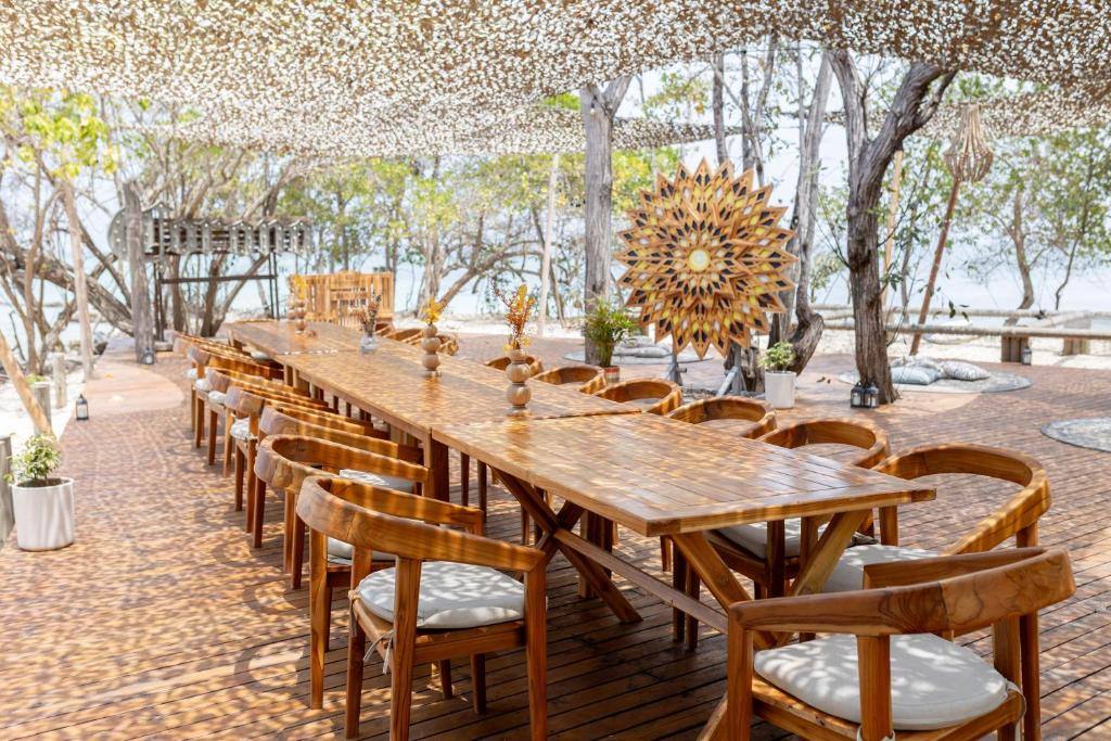Corona Island: Restaurant