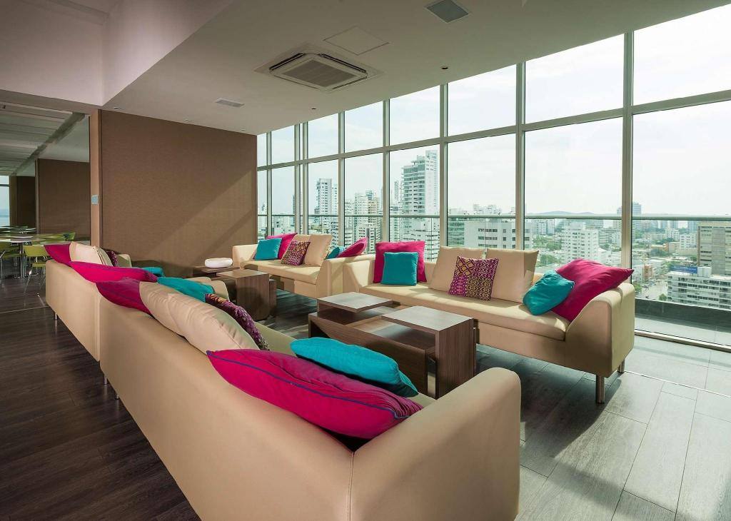 Hampton By Hilton Cartagena: Bar/lounge
