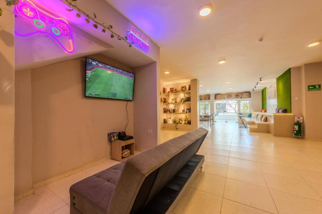 Hostel Dorado Plaza Getsemaní: Shared lounge/TV area