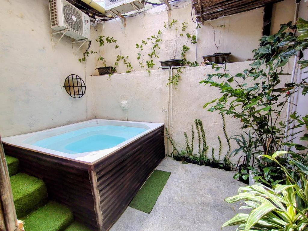 Hostel La Antigua Capsula: Hot tub