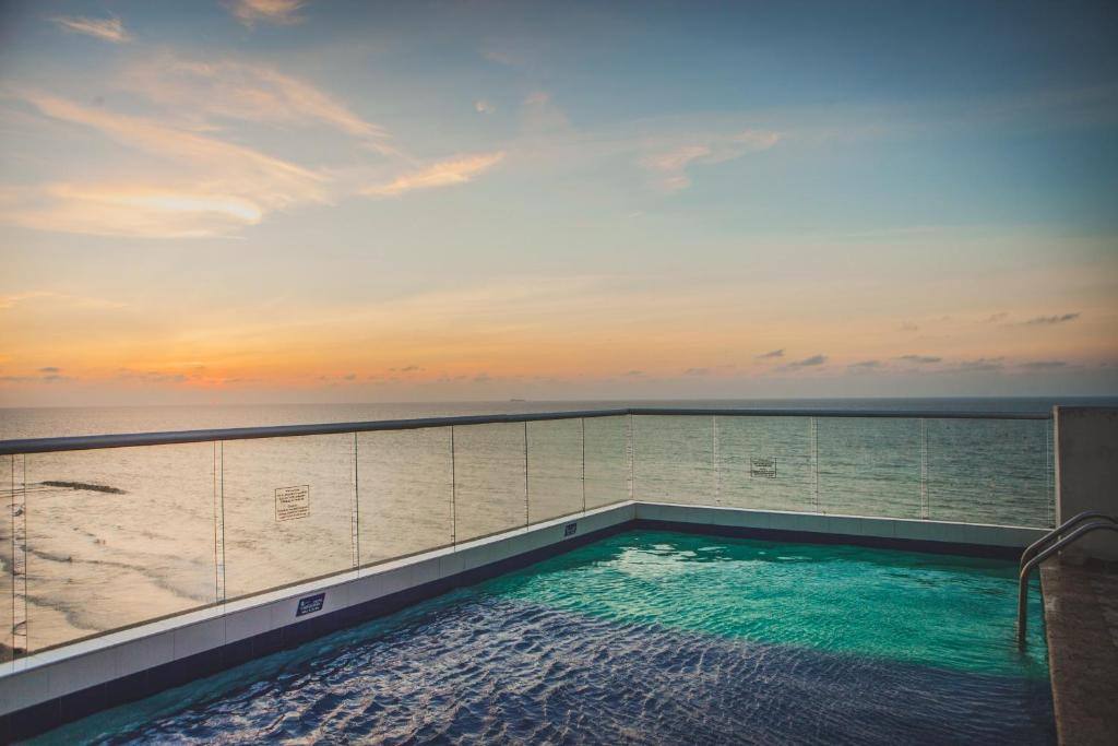 Hotel Aixo Suites By Geh Suites: Swimming pool