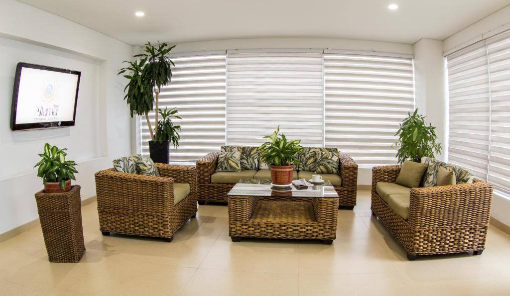 Hotel Altamar Cartagena: Shared lounge/TV area