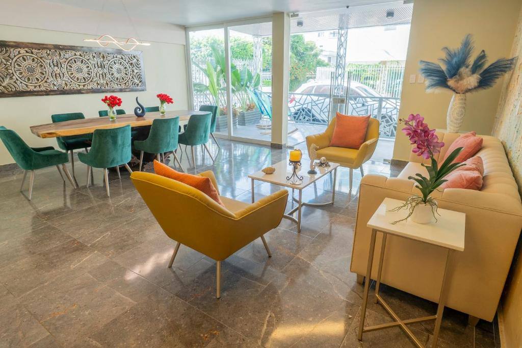 Hotel Cartagena Azul: Shared lounge/TV area