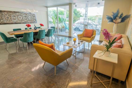 Hotel Cartagena Azul: Shared lounge/TV area