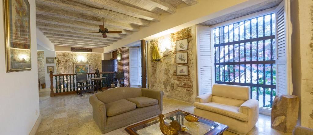 Hotel Casa Pizarro: Shared lounge/TV area