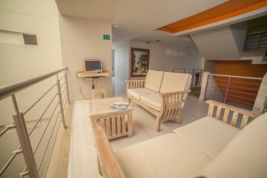 Hotel Mar Del Plata: Shared lounge/TV area