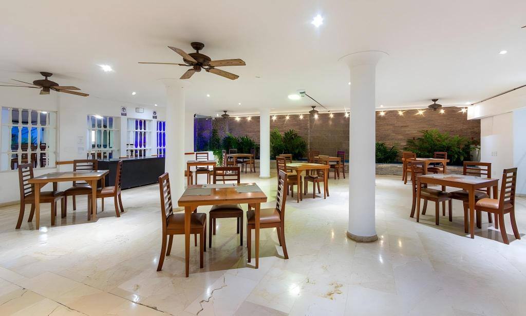 Hotel Playa Club: On-site dining