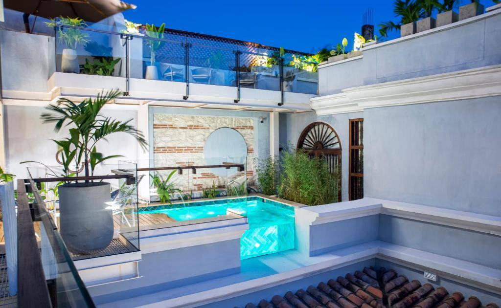 Hotel Porvenir: Swimming pool