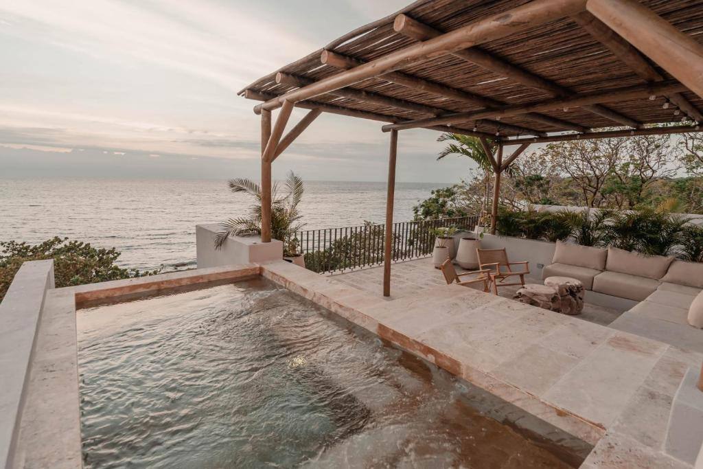 Makani Luxury Wanderlust: Hot tub