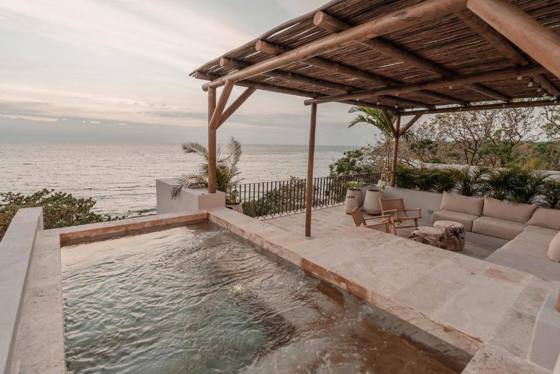 Makani Luxury Wanderlust: Hot tub