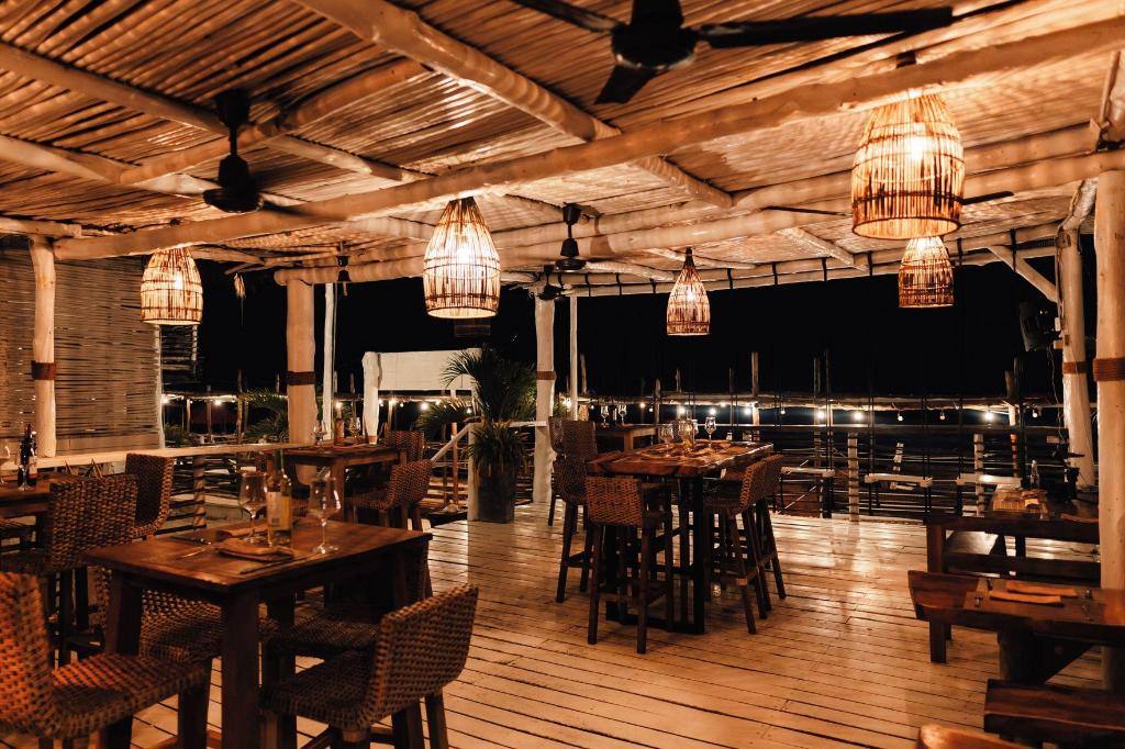 Nena Beach Club & Hotel: Dining